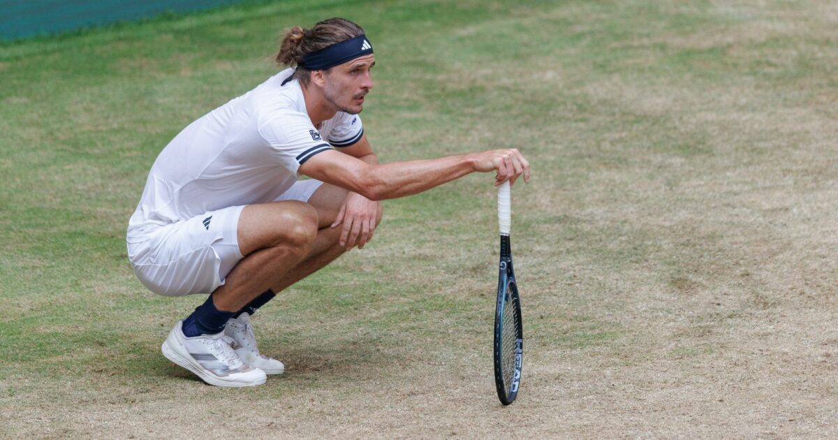 Immer wieder musste sich Alexander Zverev auf dem Platz kurz erholen.