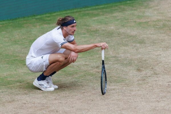Immer wieder musste sich Alexander Zverev auf dem Platz kurz erholen.