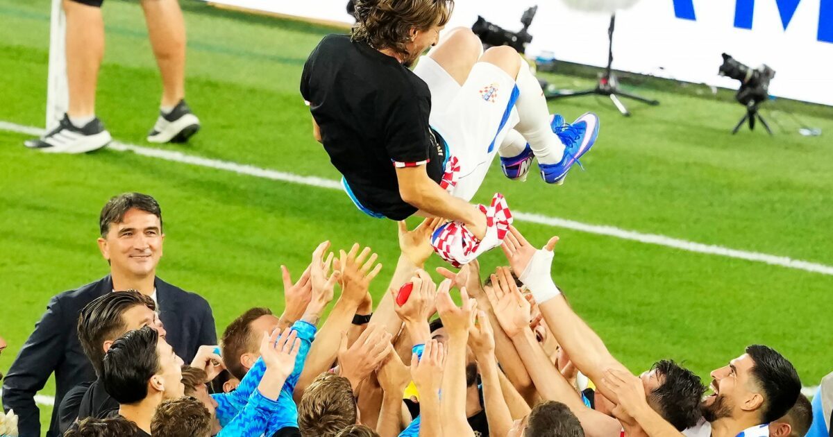 Luka Modric wurde von seinen Teamkollegen für sein 200. Länderspiel gefeiert.