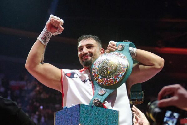 Schwergewichtsboxer Agit Kabayel strahlt als Weltmeister. (Archivbild)