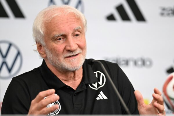 Voller Fokus auf Paraguay: Rudi Völler.