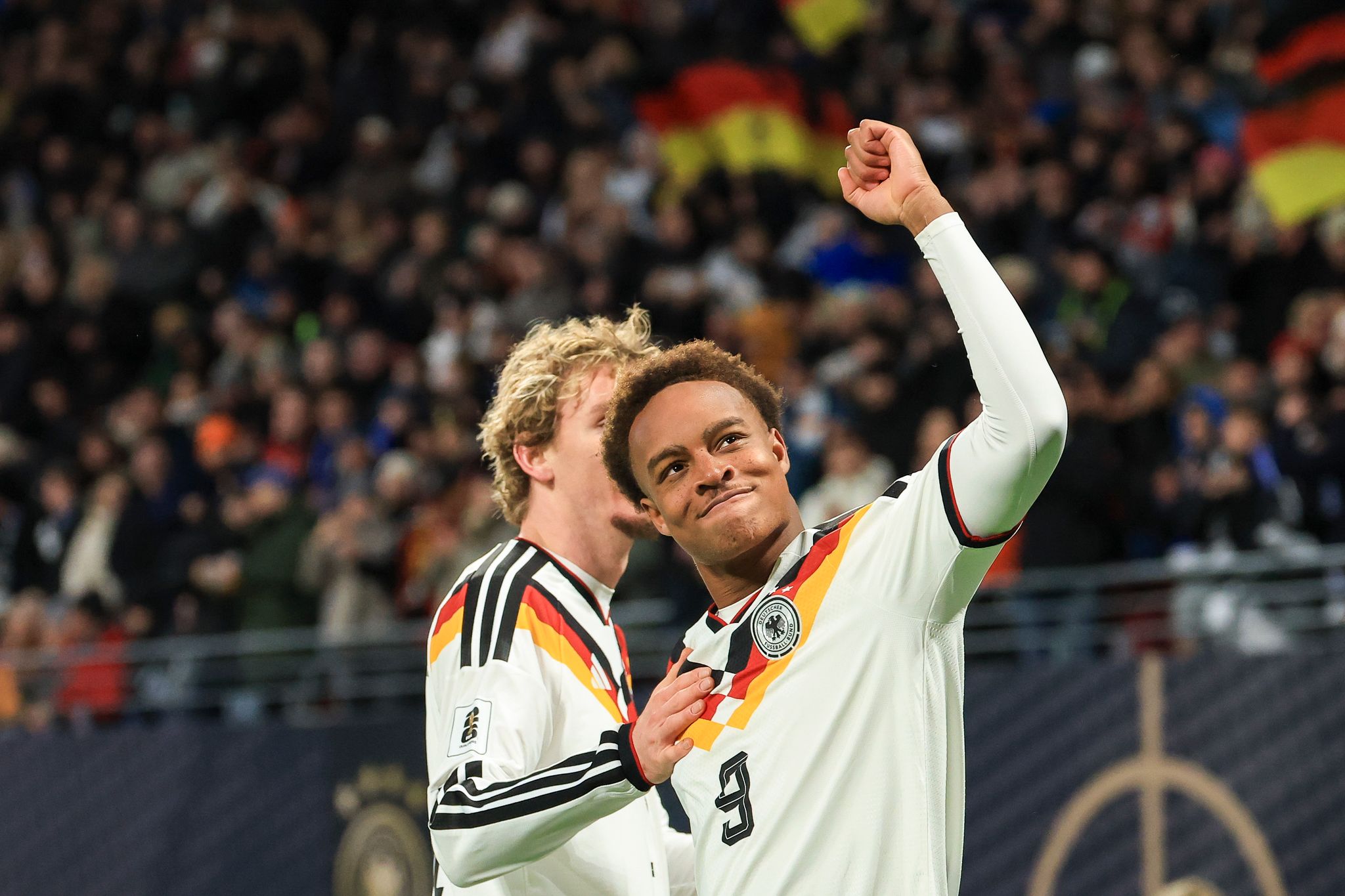 Was für ein Länderspieldebüt: Assan Ouédraogo bejubelt mit Nick Woltemade sein Joker-Tor beim 6:0 gegen die Slowakei. (Archivbild)