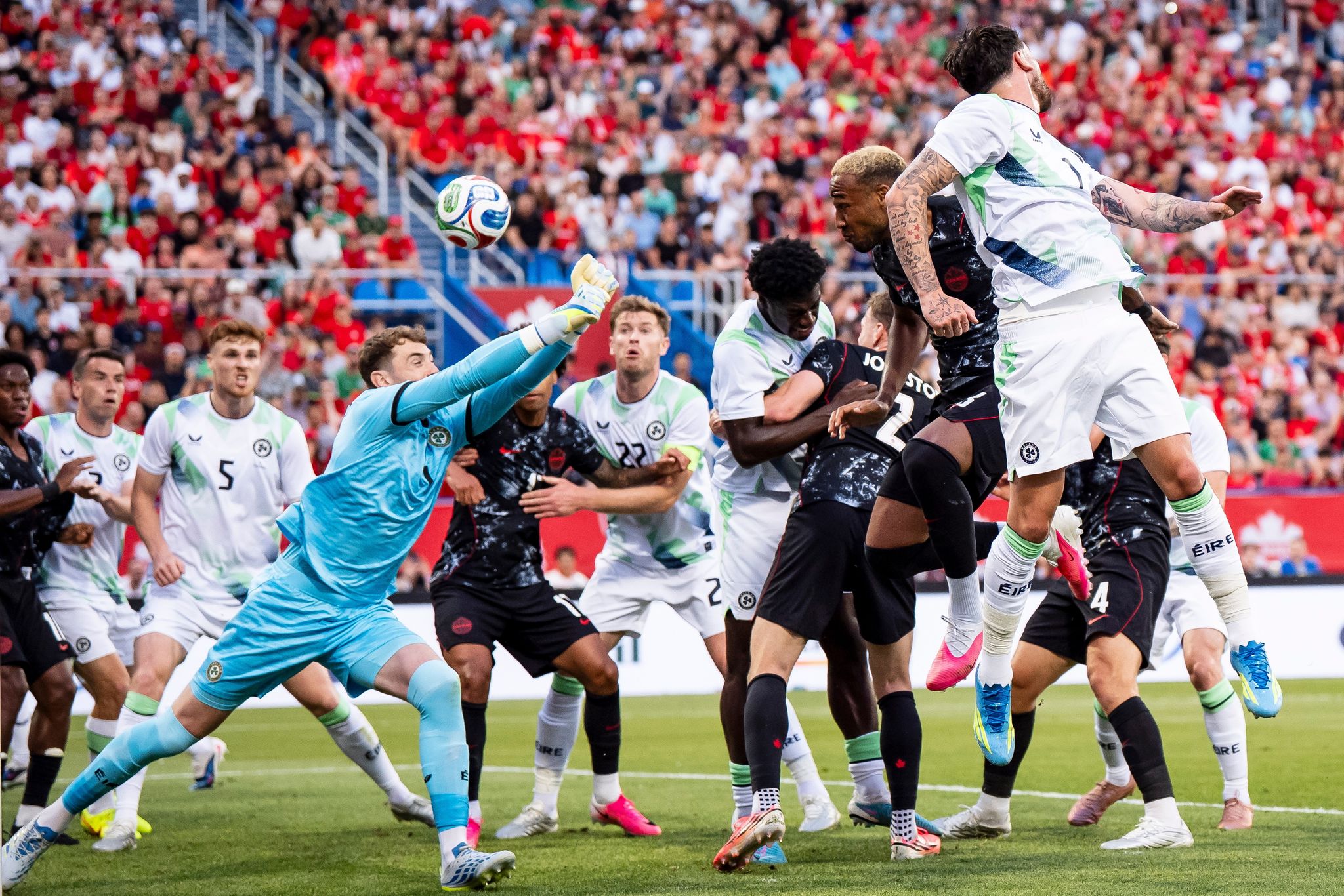 Kanada ging beim 1:1 gegen Irland durch ein Eigentor in Führung.