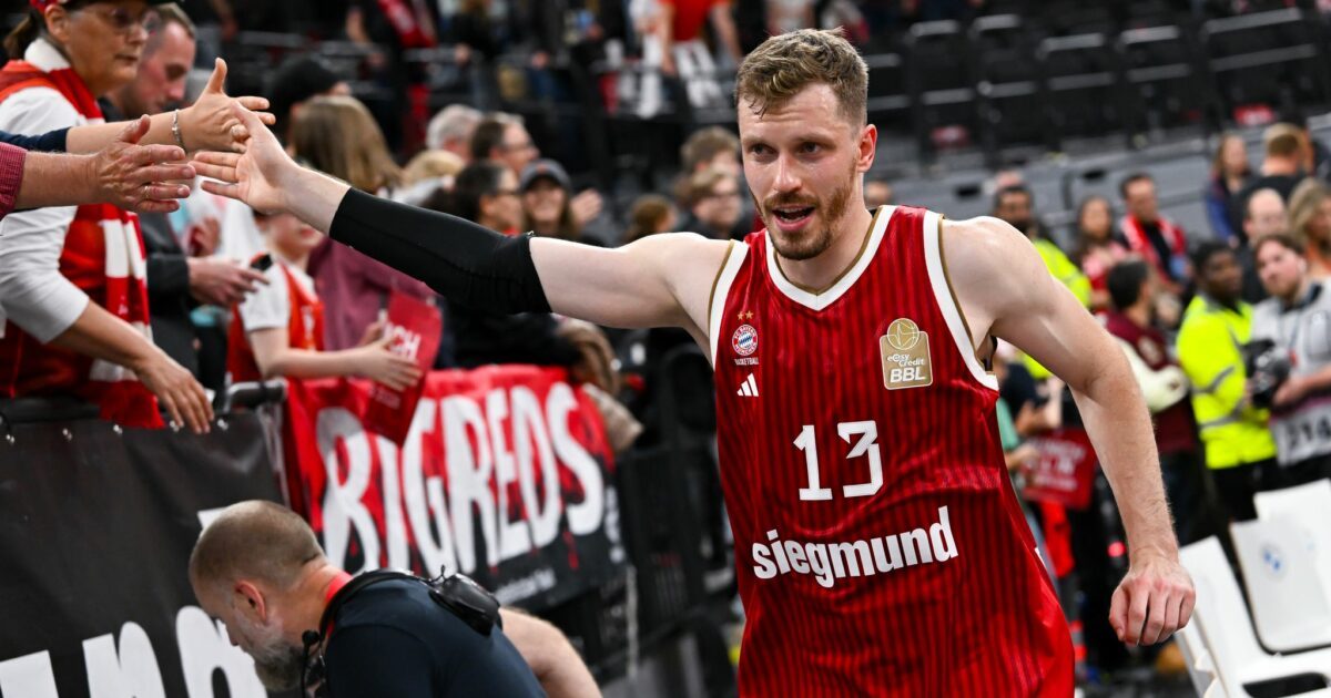 Ließ sich von den Fans feiern: Bayerns Matchwinner Andreas Obst.