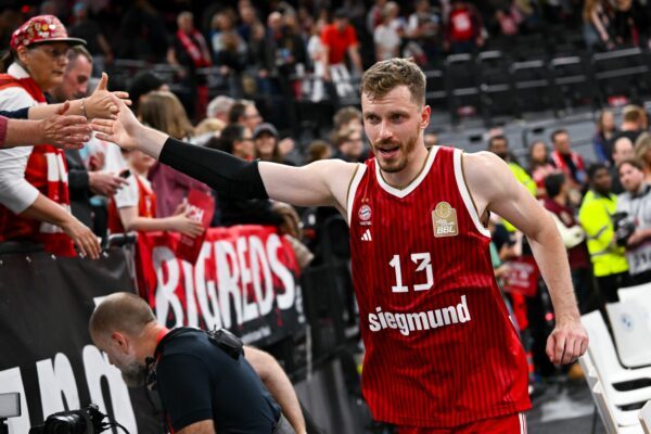 Ließ sich von den Fans feiern: Bayerns Matchwinner Andreas Obst.