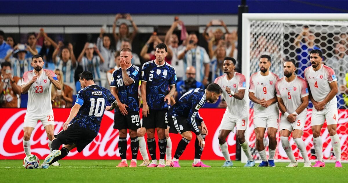 Lionel Messi trifft per Freistoß gegen Jordanien.