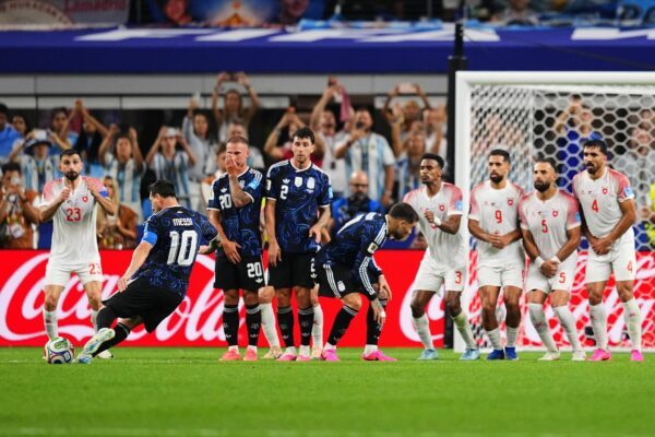 Lionel Messi trifft per Freistoß gegen Jordanien.