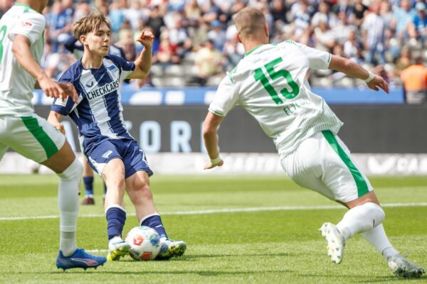 Kennet Eichhorn (Mitte) stieg mit dem Tor gegen Fürth zum jüngsten Torschützen der 2. Liga auf. (Archivbild)