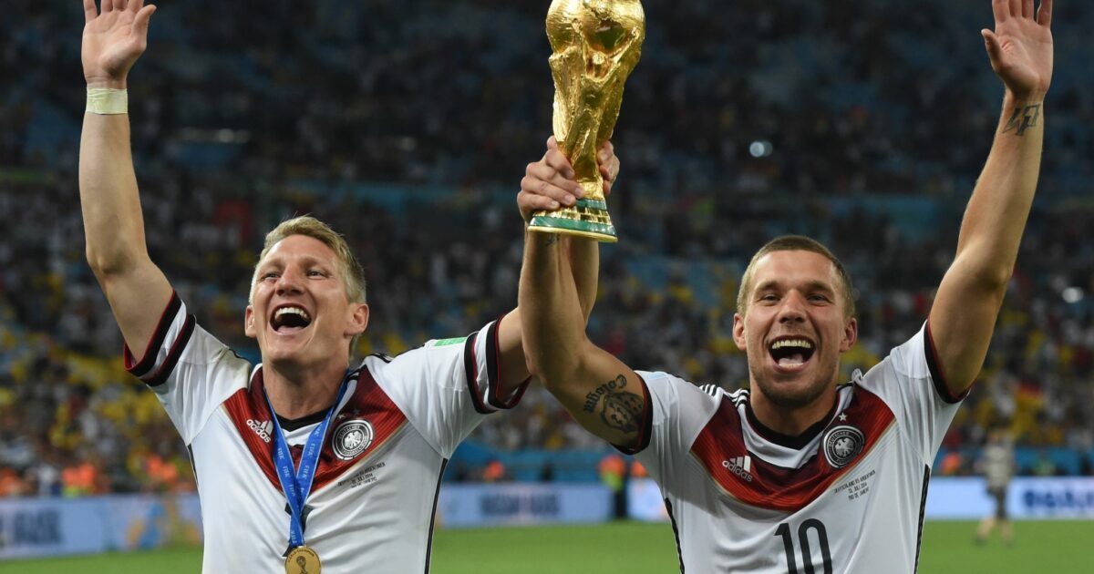 NBA-Basketball oder Boxkämpfe haben Lukas Podolski (r) früher aus dem Bett geholt