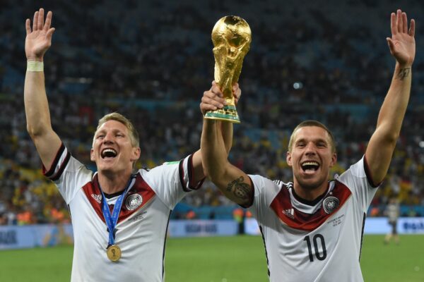 NBA-Basketball oder Boxkämpfe haben Lukas Podolski (r) früher aus dem Bett geholt