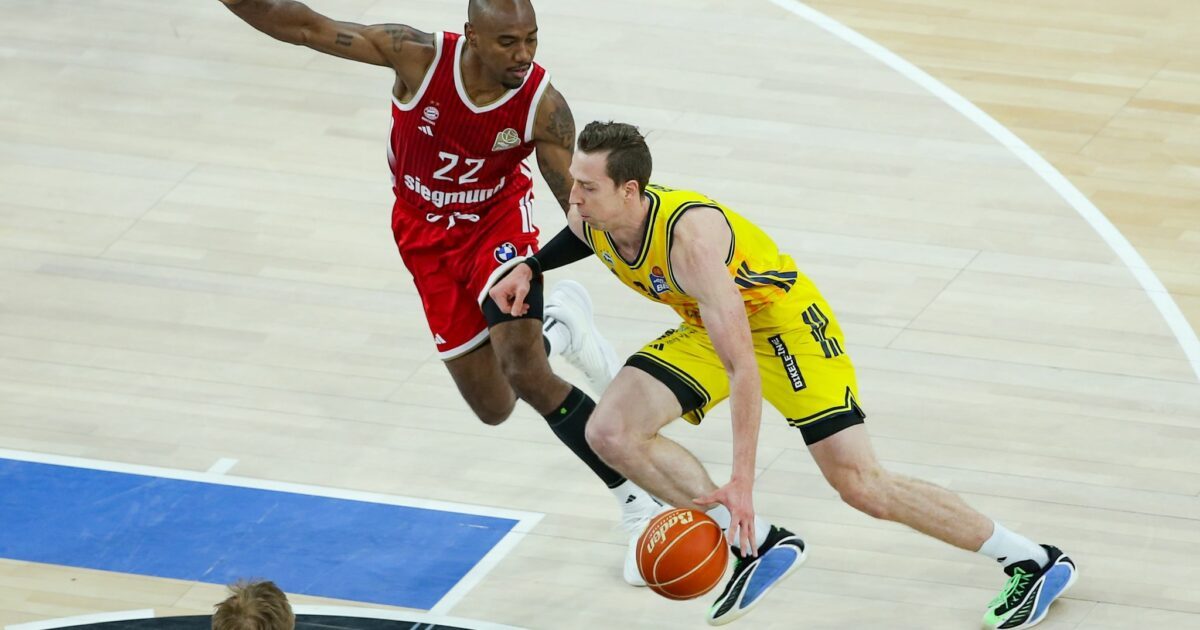 Bayerns Isiaha Mike (links) und Justin Bean von Alba Berlin kämpfen um den Ball.