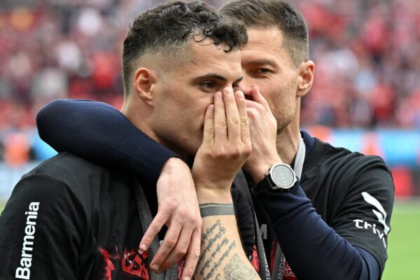 Granit Xhaka (l) könnte sich wieder seinem alten Trainer anschließen. (Archivbild)