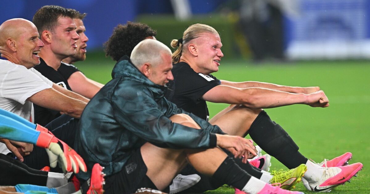 Vorzeitig im Sechzehntelfinale: Erling Haaland (r.) und seine Norweger.