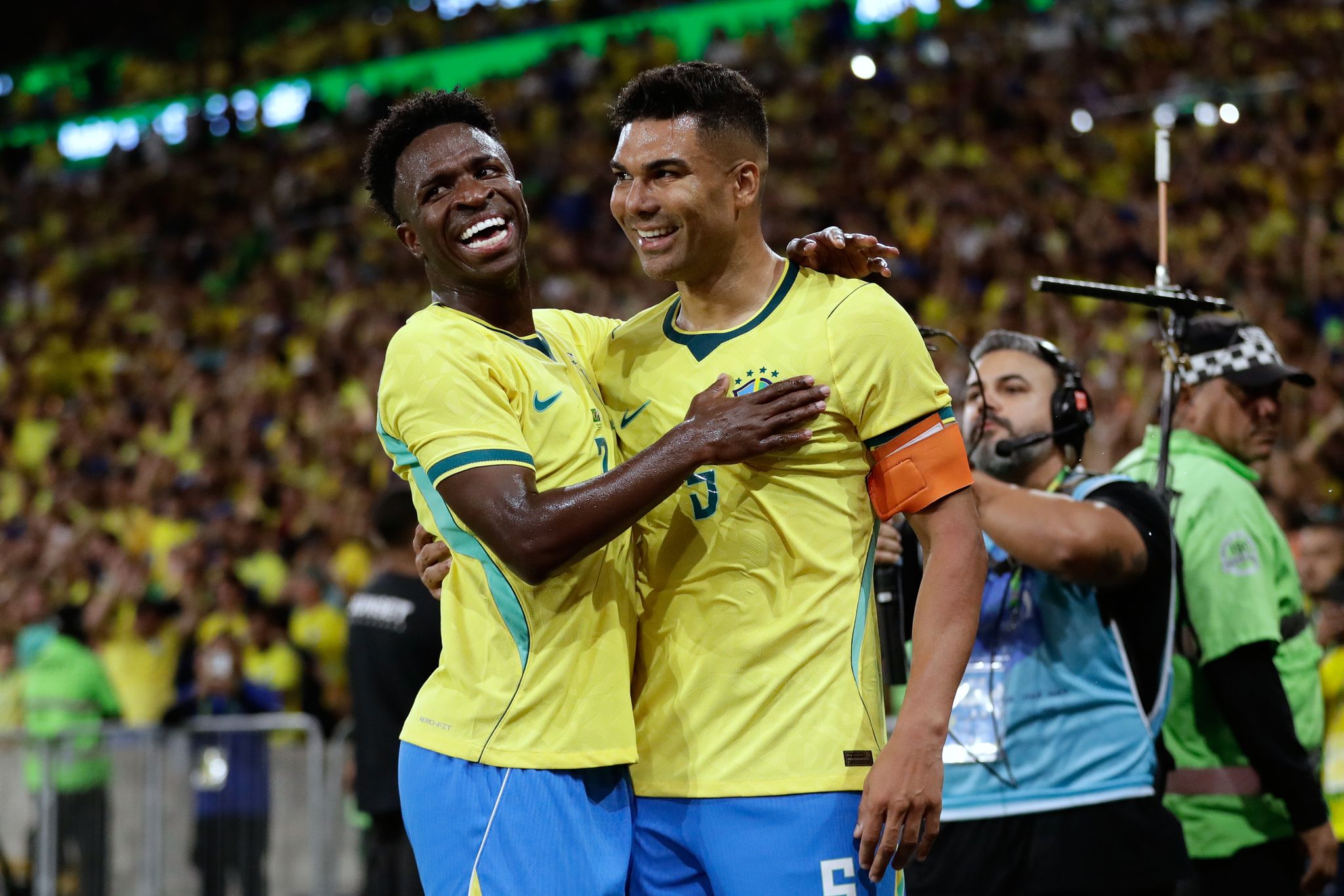 Vinícius Júnior (l.) brachte die Seleção bereits in der 2. Minute in Führung.