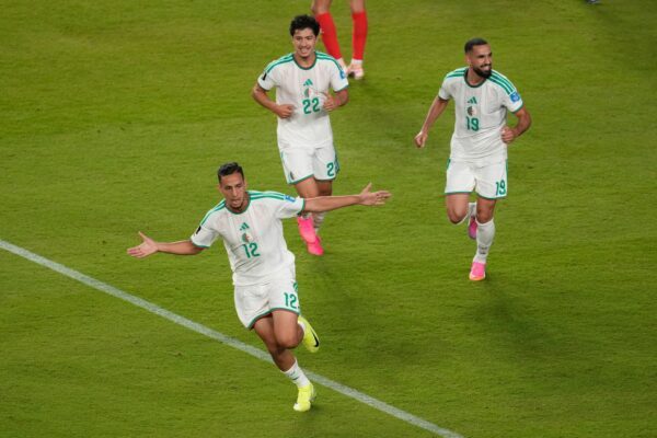 Algerien dreht die Partie gegen Jordanien.