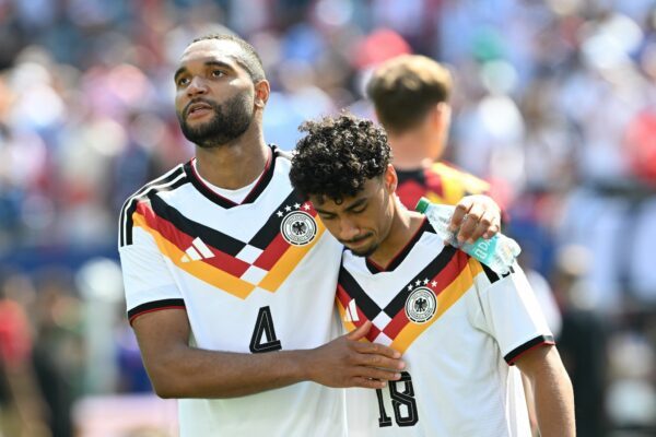 Bald auch im Verein Teamkollegen? Jonathan Tah (l) und der offenbar vom FC Bayern umworbene Nathaniel Brown. (Archivbild)