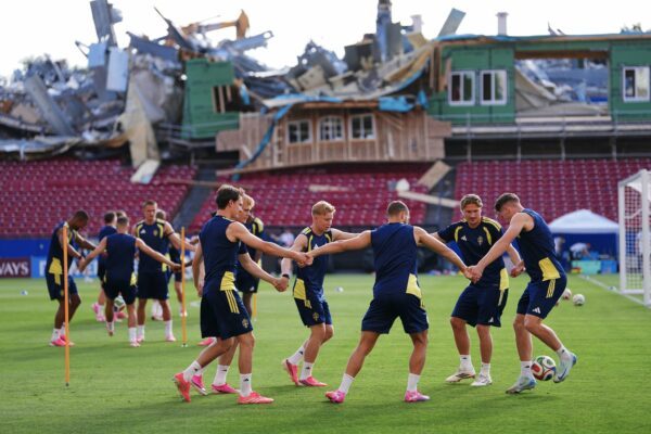Vor den Trümmern konnte die schwedische Nationalmannschaft weitertrainieren.