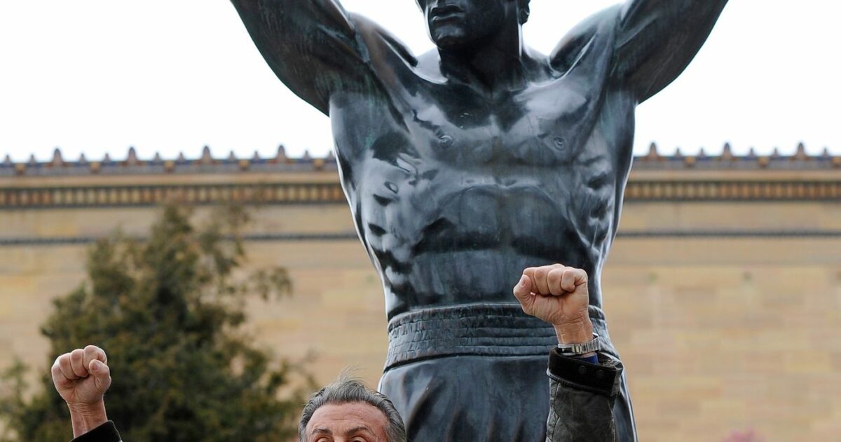 Sylvester Stallone vor der Rocky-Statue. (Archivbild)