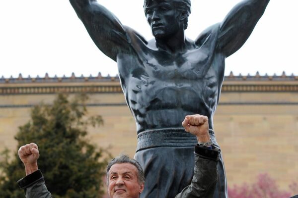 Sylvester Stallone vor der Rocky-Statue. (Archivbild)