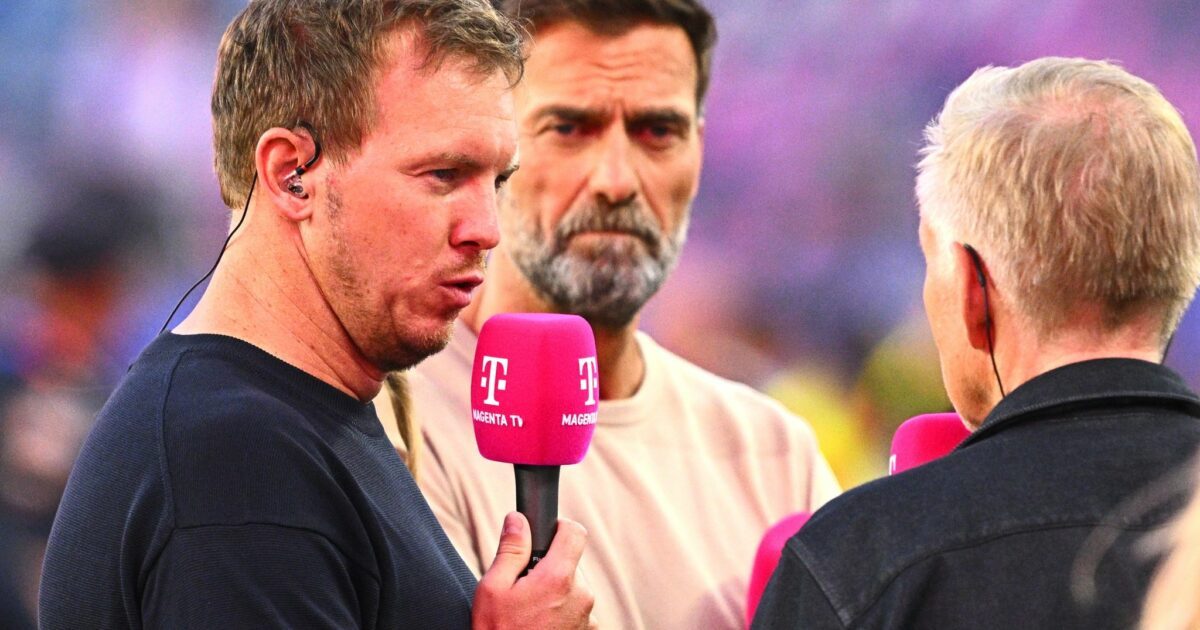 Jürgen Klopp (r) neben Bundestrainer Julian Nagelsmann.