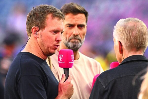 Jürgen Klopp (r) neben Bundestrainer Julian Nagelsmann.