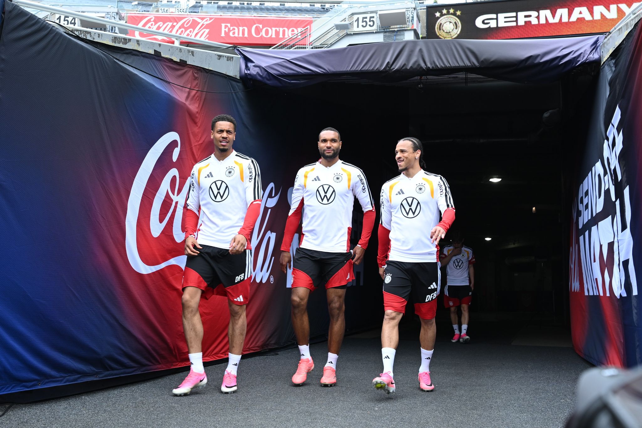 Leroy Sané (r) steht bei der WM-Generalprobe gegen die USA ebenso in der Startelf wie Felix Nmecha (l) und Jonathan Tah.