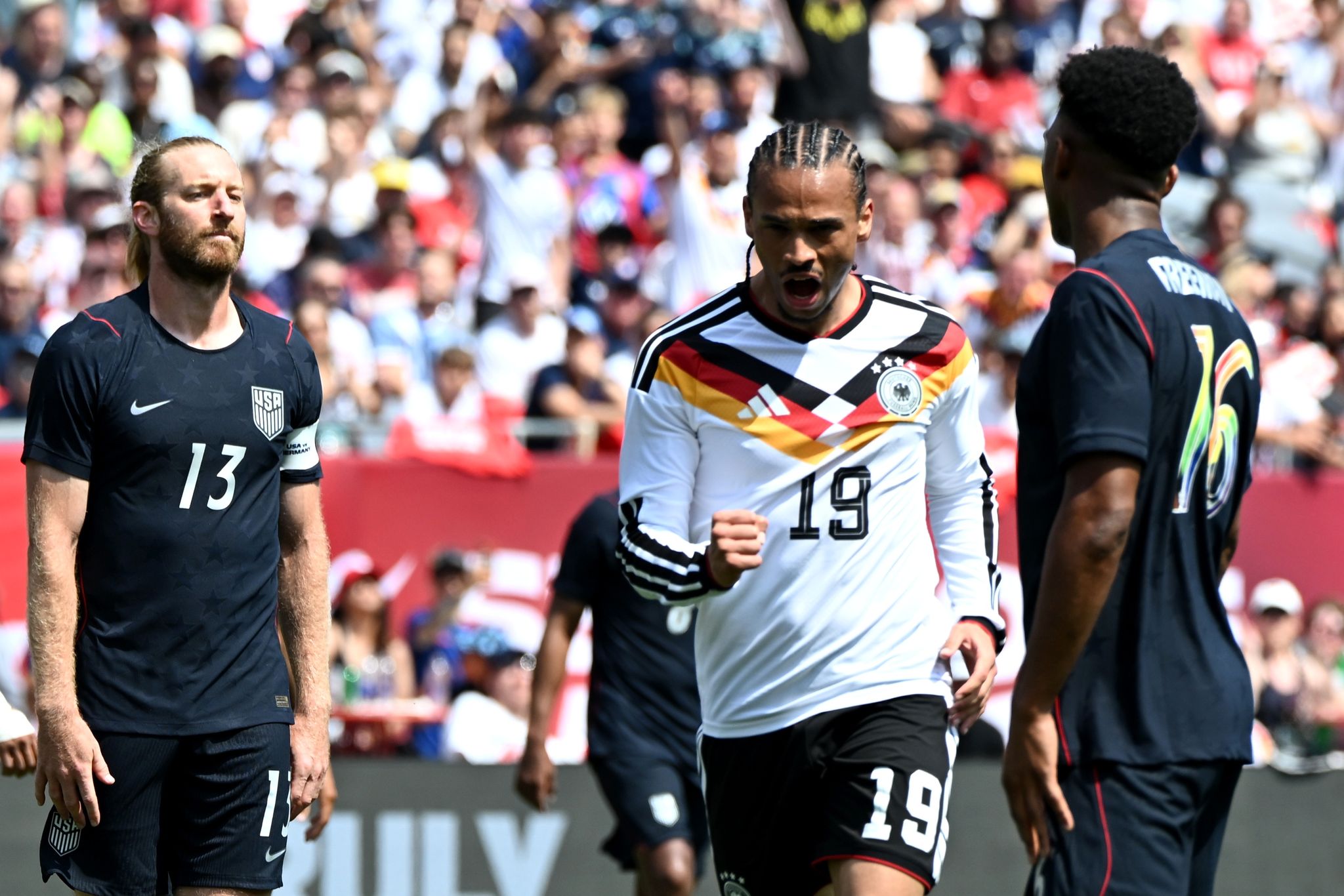 Leroy Sané bejubelt sein Tor bei der WM-Generalprobe gegen die USA.