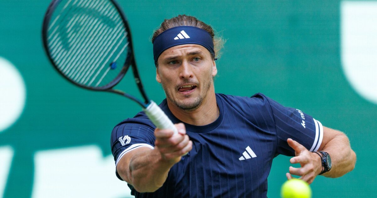 Alexander Zverev ist beim Rasenturnier in Halle ins Achtelfinale eingezogen.