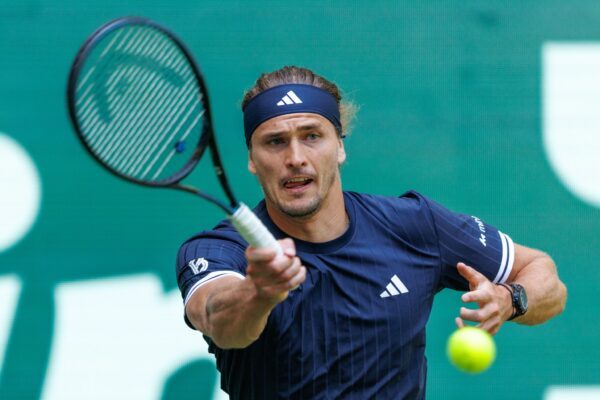 Alexander Zverev ist beim Rasenturnier in Halle ins Achtelfinale eingezogen.