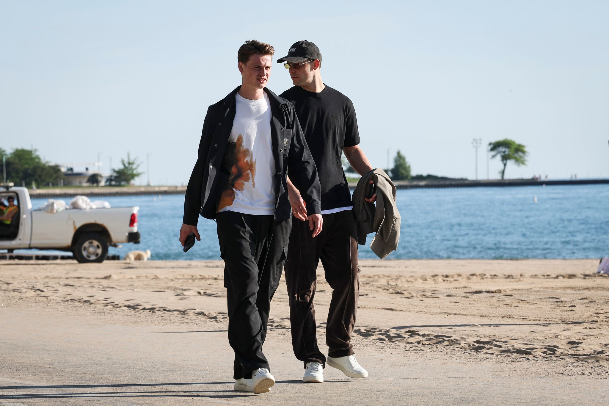 Jonas Urbig (l.) und Manuel Neuer (r.) gehen am Lake Michigan spazieren.