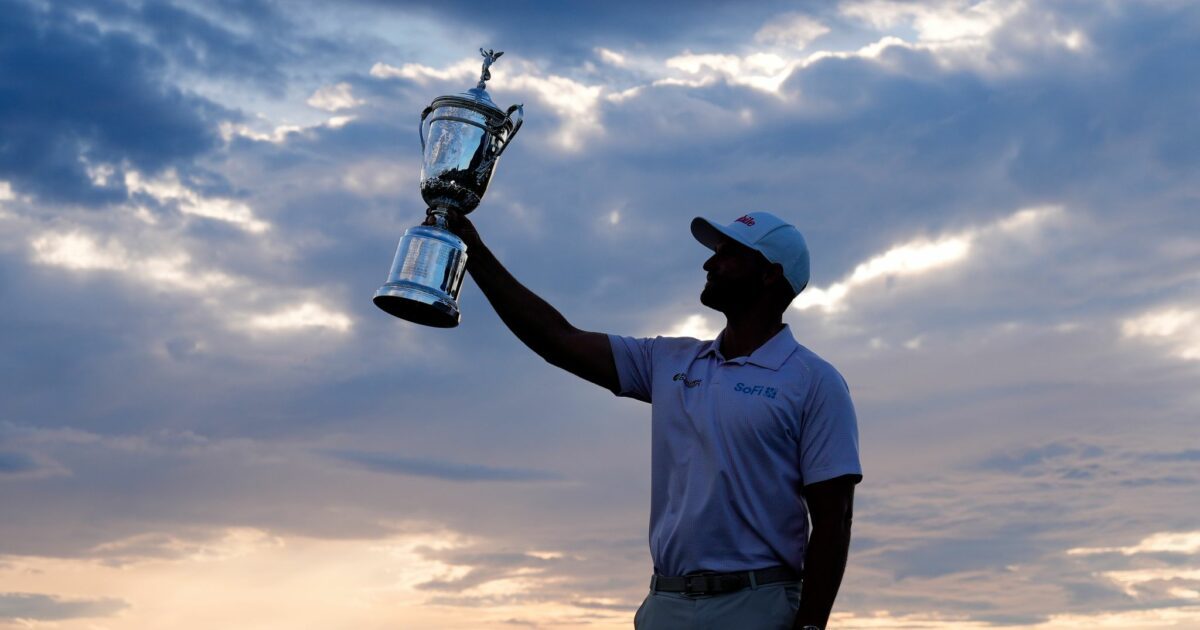 Wyndham Clark präsentiert stolz die Trophäe.