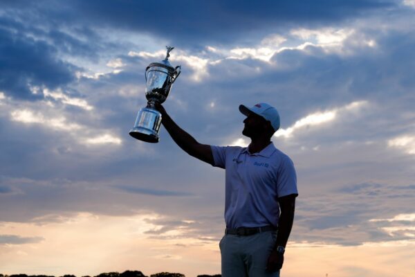 Wyndham Clark präsentiert stolz die Trophäe.