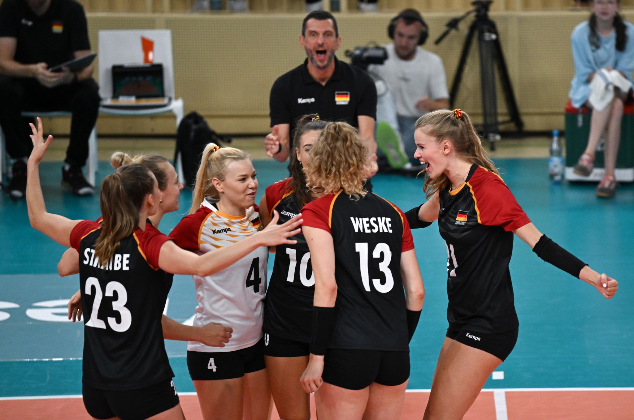Die deutschen Volleyballerinnen verloren trotz 21 Punkten von Emilia Weske (13) in der Nationenliga 2:3 gegen die Ukraine. (Archivbild)