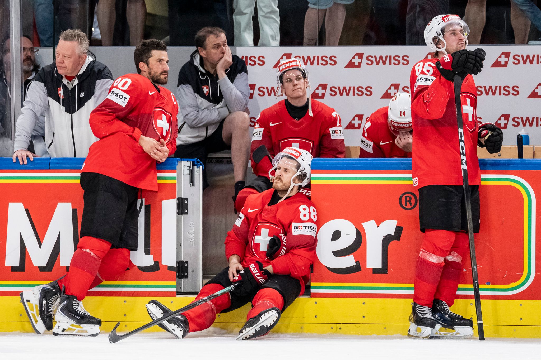 Die Schweiz um Kapitän Roman Josi (l) trauert nach dem verlorenen WM-Finale gegen Finnland.