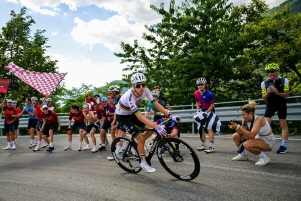 Superstar Tadej Pogacar feierte einen erfolgreichen Start bei der Tour de Suisse.