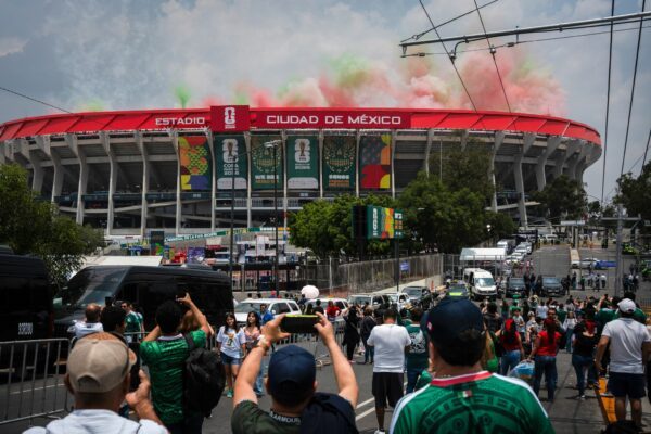 Beim Spiel Usbekistan gegen Kolumbien wurde ein TV-Reporter verletzt.