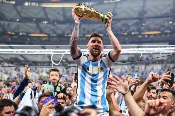 Hält Lionel Messi die Trophäe am 19. Juli wieder hoch? (Archivbild)