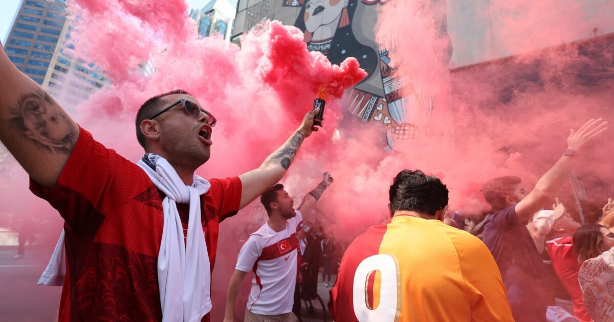 Türkische Fußballfans bereiten sich in Vancouver auf das erste Spiel ihrer Mannschaft vor. Ein neues Video der türkischen Fußballföderation sorgt indes für Debatten.
