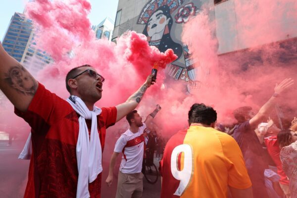 Türkische Fußballfans bereiten sich in Vancouver auf das erste Spiel ihrer Mannschaft vor. Ein neues Video der türkischen Fußballföderation sorgt indes für Debatten.