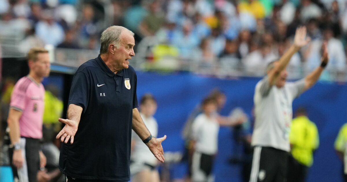 Uruguays Nationaltrainer Marcelo Bielsa kann manche Mechanismen im Profifußball nicht verstehen.