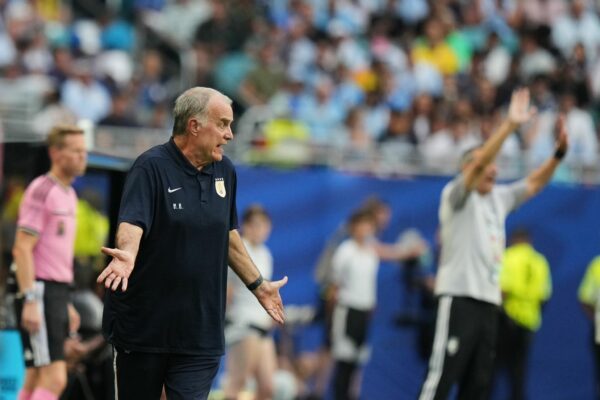 Uruguays Nationaltrainer Marcelo Bielsa kann manche Mechanismen im Profifußball nicht verstehen.