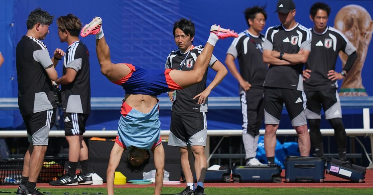Jpans Yukinari Sugawara mit einer artistischen Einlage vor Beginn einer Trainingseinheit.
