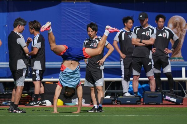 Jpans Yukinari Sugawara mit einer artistischen Einlage vor Beginn einer Trainingseinheit.