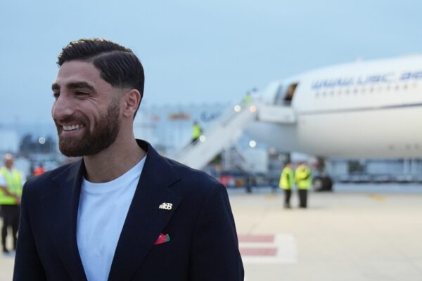 Irans Nationalspieler Alireza Jahanbakhsh mit dem Ansteckpin.