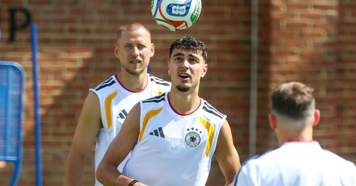 Ein kraftvolles Signal setzen Aleksandar Pavlovic (M) und Waldemar Anton (l) beim Abschlusstraining.