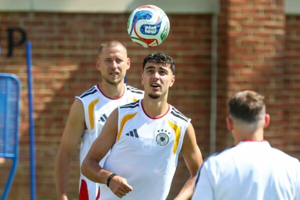 Ein kraftvolles Signal setzen Aleksandar Pavlovic (M) und Waldemar Anton (l) beim Abschlusstraining.