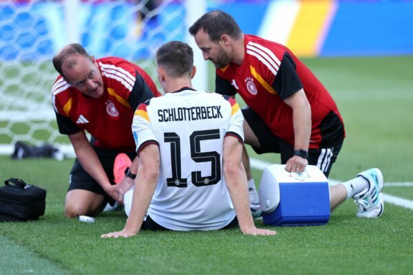 Nico Schlotterbeck hat sich im WM-Spiel gegen die Elfenbeinküste am Knöchel verletzt.