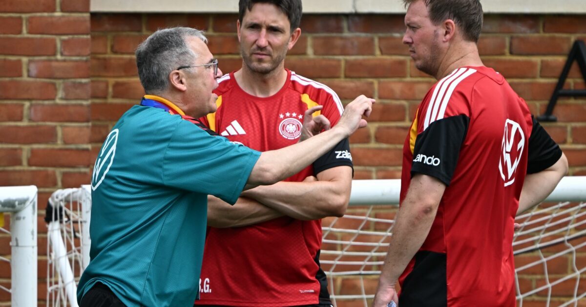 Andreas Rettig (l.) vertritt bei den Prämienverhandlungen die DFB-Seite.