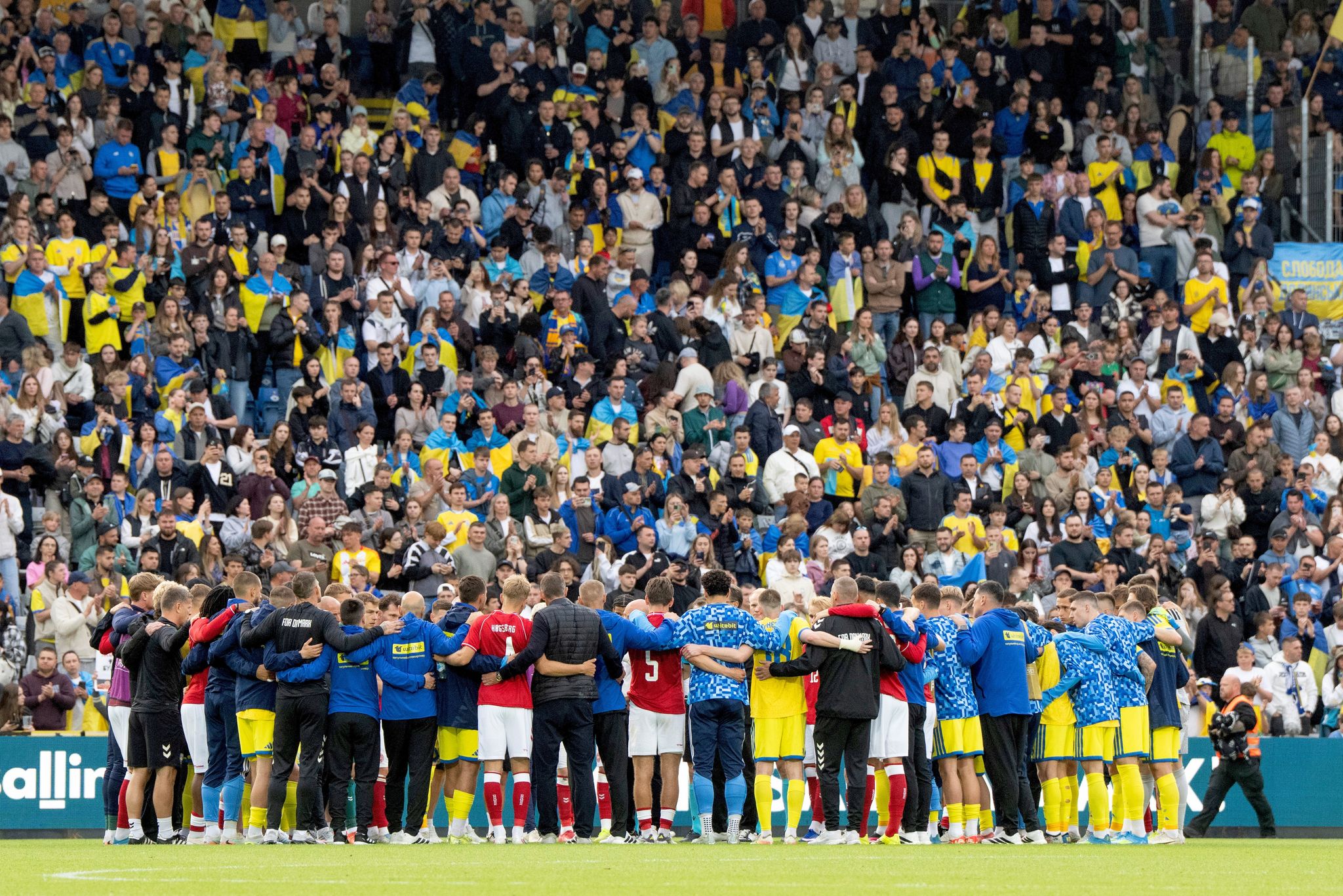 Nach dem Zusammenbruch von Christian Eriksen versammeln sich dänische und ukrainische Spieler gemeinsam auf dem Spielfeld.