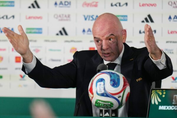 Gianni Infantino spricht in Mexiko-Stadt vor Medien.